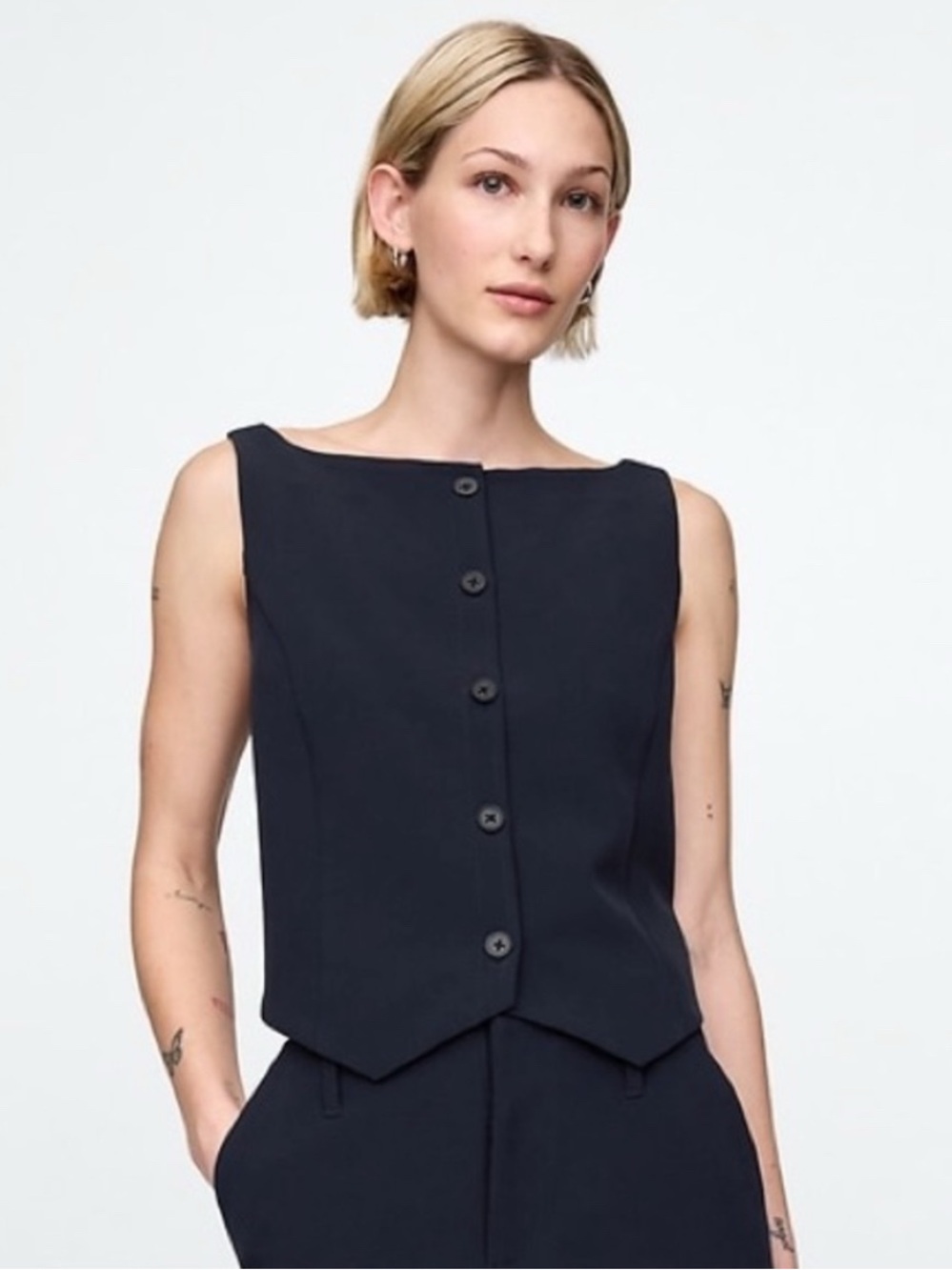 GAP Navy BiStretch Boatneck Crop Vest Size Large‎